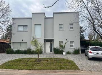 Casa · 210m² · 5 Ambientes · 1 Cochera · Casa en Venta en Saint Matthew´s, Pilar, G. B. a. Zona Norte