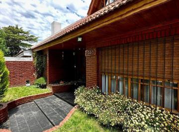 Casa · 150m² · 4 Ambientes · 2 Cocheras · Casa en Jose Marmol