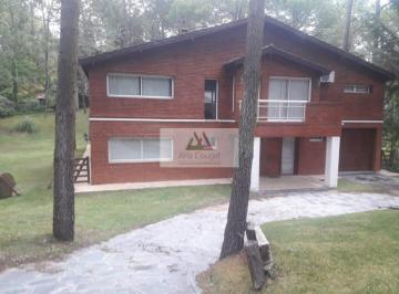Casa · 331m² · 5 Ambientes · Muy Linda Casa en Carilo con Gran Parque y Piscina Climatizada