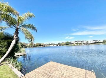 Casa · 325m² · 4 Ambientes · 8 Cocheras · Excelente Casa con Garage Cubierto Para 4 Autos Al Lago