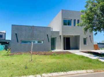 Casa · 180m² · 4 Ambientes · Casa en San Ramon, Pilar del Este