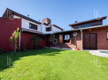 Casa · 246m² · 4 Ambientes · 1 Cochera · Casa en San Cayetano