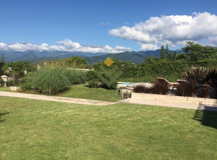 Casa · 320m² · 8 Ambientes · 2 Cocheras