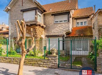 Casa de 4 ambientes, Mar del Plata · Chalet 4 Ambientes, Quincho y Cochera Para 2 Vehiculos en Venta