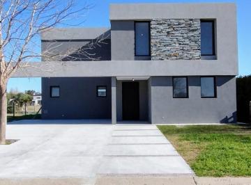 Casa · 227m² · 5 Ambientes · 2 Cocheras · Casa en Barrio San Matias