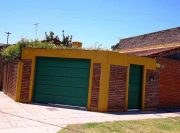 Casa · 100m² · 3 Ambientes · 1 Cochera · Casa en Venta 3 Ambientes Apta Crédito con Quincho y Cochera en Remedios de Escalada, Lanús