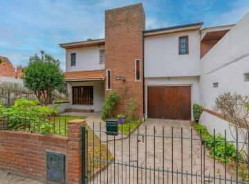 Casa · 206m² · 4 Ambientes · 1 Cochera · Chalet con Lote Lindero en El Barrio Punta Mogotes