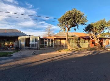 Casa · 80m² · 4 Ambientes · 1 Cochera · Casa en Venta Campana