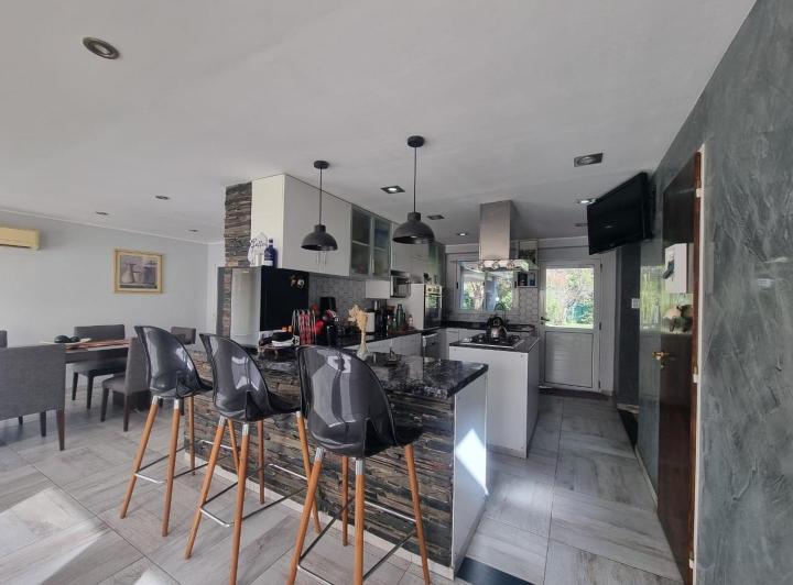Casa · 255m² · 5 Ambientes · 2 Cocheras