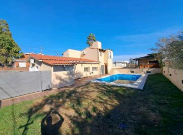 Casa · 247m² · 3 Dormitorios · 3 Cocheras · ¡Venta de Casa en El Mejor Barrio!cerca Centro