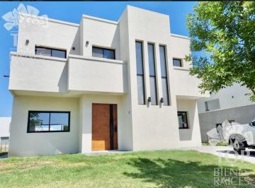 Casa · 250m² · 6 Ambientes · Casa en Araucarias - Puertos del Lago