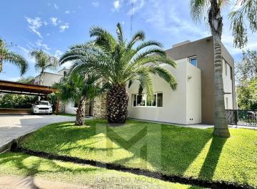 Casa · 185m² · 4 Ambientes · 4 Cocheras · Espectacular Casa en Altos del Sol