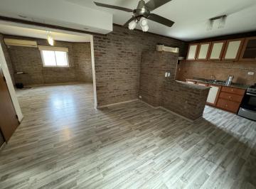 Casa · 88m² · 4 Ambientes · 1 Cochera · Venta Casa de 3 Dorm. en Balcarce 3000 - Rosario