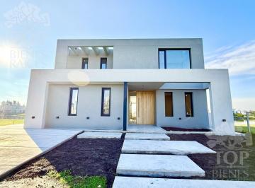 Casa · 250m² · 6 Ambientes · 2 Cocheras · Casa en Venta en Santa Ana - Villanueva