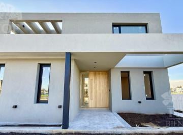 Casa · 250m² · 6 Ambientes · 2 Cocheras · Casa en Venta en Santa Ana - Villanueva