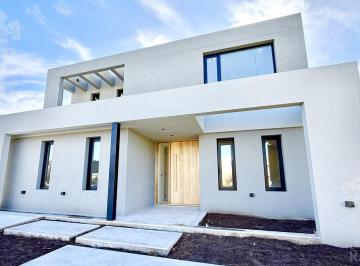 Casa · 250m² · 6 Ambientes · 2 Cocheras · Casa en Venta en Santa Ana - Villanueva