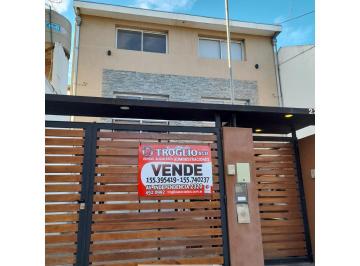 Casa · 66m² · 2 Dormitorios · 1 Cochera · Duplex de 3 Ambientes + Cochera S/neuquen y Falucho - Retasadooo