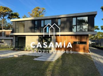Casa · 244m² · 4 Dormitorios · Pinamar - Casa de Categoria Tres Carabelas