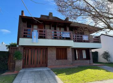 Casa · 303m² · 7 Ambientes · 1 Cochera · Chalet 7 Amb Sobre 2 Lotes. Parque Luro