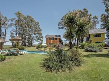 Hotel · 300m² · 6 Ambientes · 6 Cocheras · Cabañas en Sierra de Los Padres