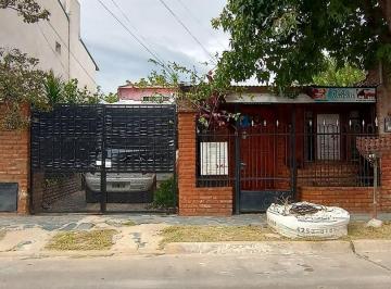 Casa · 160m² · 4 Ambientes · 1 Cochera · Casa Chalet en Venta! a Una Cuadra de La Estación de Ezpeleta!