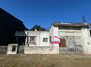Casa · 100m² · 3 Ambientes · Gran Terreno con Casa 3 Amb a Refaccionar. Ubicado Lanus 2153 Banfield. Se Escuchan Ofertas