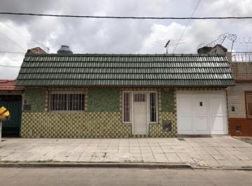 Casa · 75m² · 5 Ambientes · 2 Cocheras · Chalet Tipo Americano en Alquiler 3/4 Amb. con Garage, Terraza, Patio y Dpto Fondo - Albarracin 3600