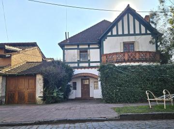 Casa · 399m² · 9 Ambientes · 2 Cocheras · Casa de Estilo Inglés en Inmejorable Ubicación