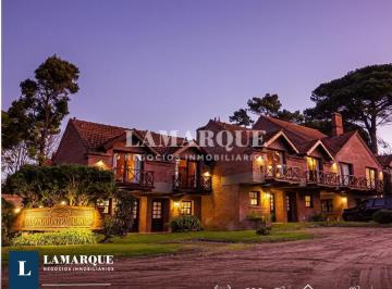 Departamento · 80m² · 3 Ambientes · 1 Cochera · Complejo Old Country | Carilo - Cabaña de 3 Ambientes (80 M)
