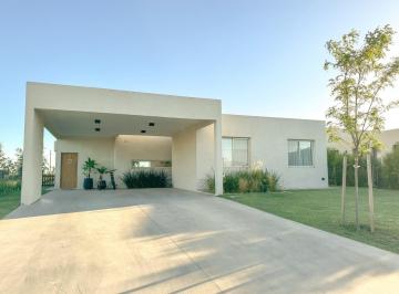 Casa · 160m² · 4 Ambientes · 2 Cocheras · Casa de 3 Dorm - Vida Barrio Cerrado