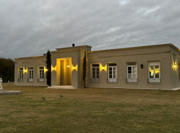Quinta vacacional · 288m² · 3 Dormitorios · Chacra Ubicada en Lobos.