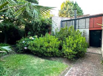 Casa · 230m² · 8 Ambientes · 1 Cochera · Bv. Argentino 8798