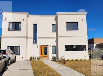 Casa · 220m² · 6 Ambientes · Venta - Casa de 6 Ambientes en Barrio Privado San Felipe, Canning