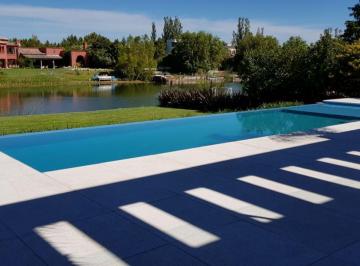 Casa · 435m² · 8 Ambientes · 2 Cocheras · Excelente Casa Moderna Al Agua, "Asentada" Pero Impecable Como "A Estrenar"