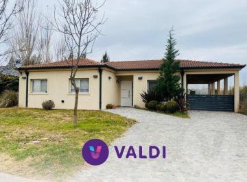 Casa · 131m² · 4 Ambientes · 3 Cocheras · Casa en Venta y Alquiler de Verano - Barrio Santa Juana, Canning