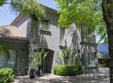 Casa · 174m² · 6 Ambientes · 1 Cochera · Casa en Venta Desarrollada en Dos Plantas en Bermudas