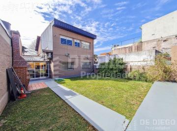 Casa · 261m² · 6 Ambientes · 1 Cochera · Apto Credito! en Venta Casa 6 Ambientes con Jardin - Vicente Lopez