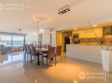 Departamento · 106m² · 4 Ambientes · 1 Cochera · Venta Apartamento Tres Dorm. Playa Brava Punta del Este