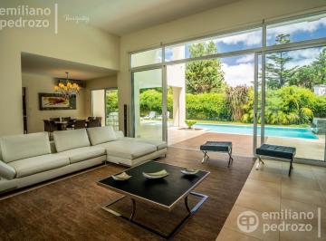 Casa · 342m² · 5 Ambientes · 2 Cocheras · Venta Casa 4 Dorm. en Suite Playa Mansa Punta del Este Barrio Cerrado