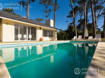 Casa · 250m² · 5 Ambientes · 1 Cochera · Venta Casa 4 Dorm. Playa Mansa Punta del Este