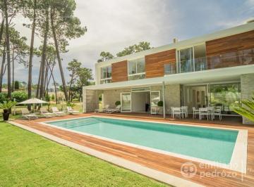 Casa · 400m² · 5 Ambientes · 1 Cochera · Venta Casa 4 Dorm. Más Dependencia Punta del Este Barrio Privado