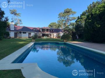 Casa · 434m² · 5 Ambientes · 4 Cocheras · Alquiler Temporal Casa 4 Dorm. y Dependencia con Discoteca Piscina y Barbacoa Punta del Este