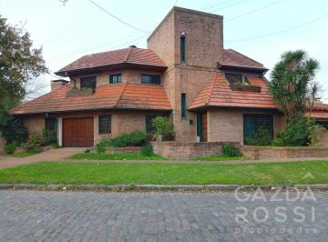 Casa · 217m² · 5 Ambientes · 2 Cocheras · Casa en Venta en Adrogue