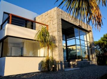 Casa · 810m² · 3 Dormitorios · Bichitos de Luz
