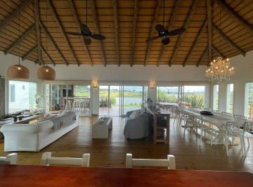 Campo · 220m² · 4 Ambientes · 2 Cocheras · Alquiler Casa Alma - Pueblo Mio Tm 31563