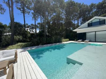 Casa · 250m² · 4 Dormitorios · 2 Cocheras · Mosca Blanca
