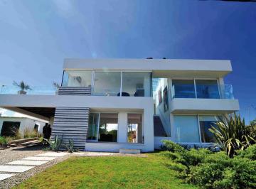 Casa · 230m² · 5 Ambientes · Lg