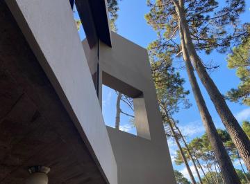 Casa · 180m² · 5 Ambientes · 1 Cochera · Laguna Blanca Alquiler y Venta Casa Rompante
