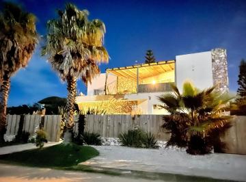 Casa · 260m² · 5 Ambientes · 2 Cocheras · Punta Piedras Casa en Alquiler Tm48625