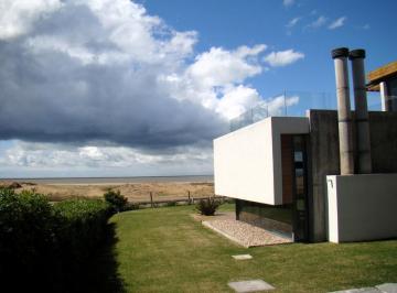 Casa · 700m² · 5 Ambientes · 2 Cocheras · Laguna Blanca Casa en Alquiler y Venta Tm 52114